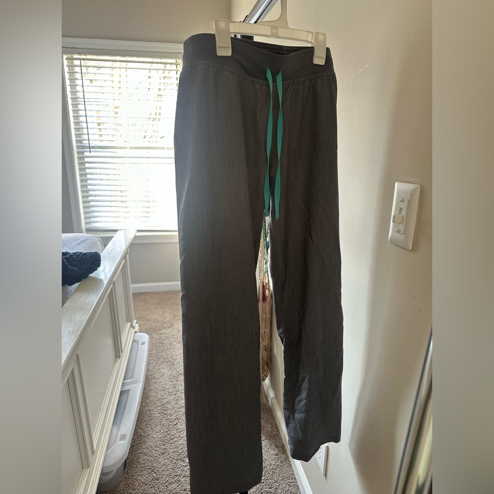 Women’s Figs Livingston Scrub pants (size S)